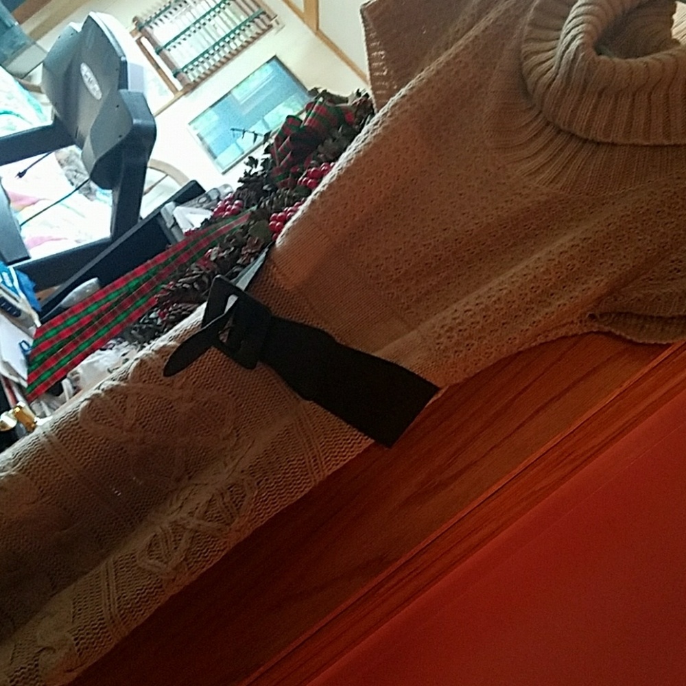 TCEC short-sleeve sweater dress